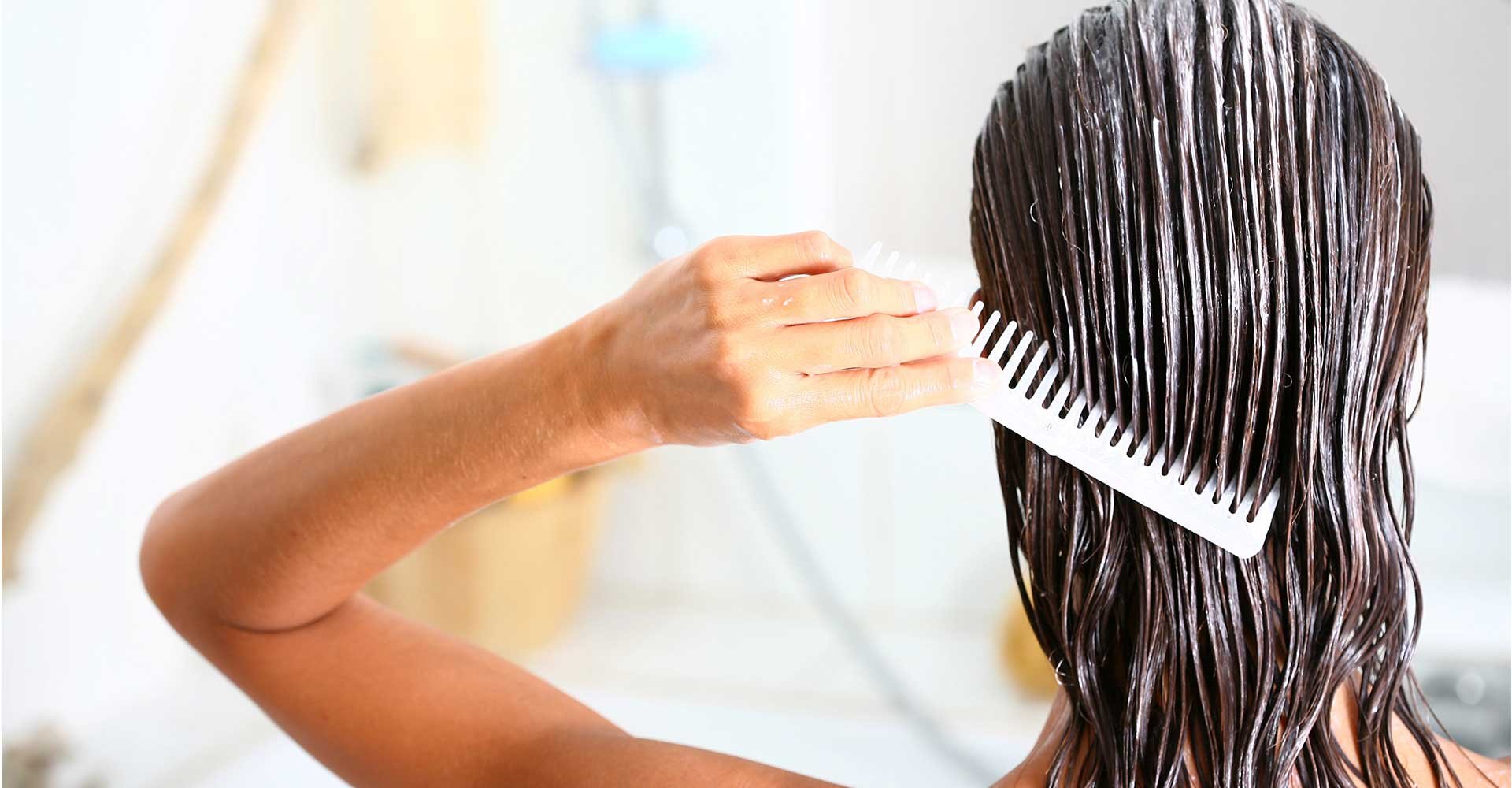 Mulher passando pente em seu cabelo